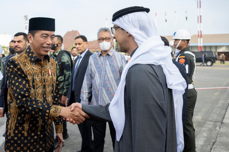 Sheikh Mansour bin Zayed, Deputy Prime Minister and Minister of the Presidential Court, is received by Mr Widodo.