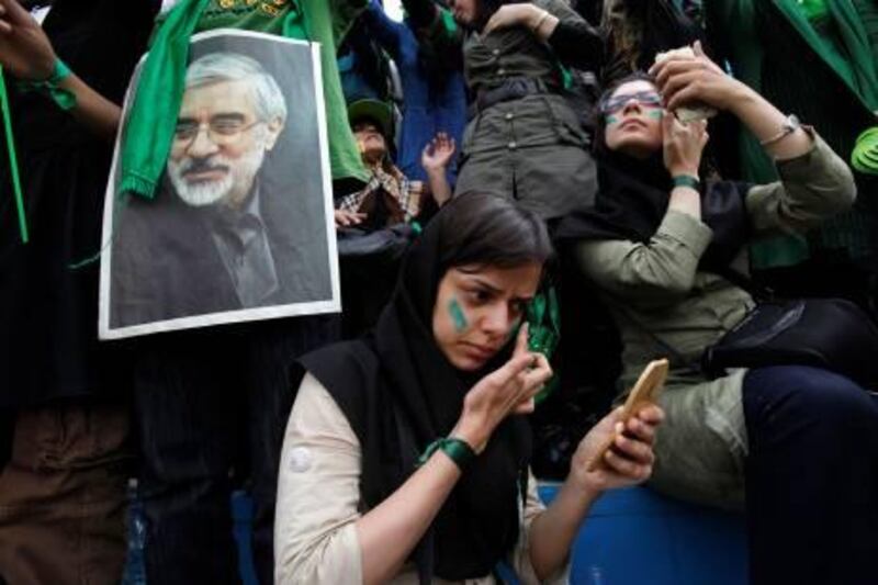 RNPS IMAGES OF THE YEAR 2009 - Supporters of Iran's presidential election candidate Mirhossein Mousavi apply green paint on their faces during a campaign rally in Tehran June 9, 2009. Green is the campaign colour of Mousavi.  REUTERS/Ahmed Jadallah (IRAN POLITICS ELECTIONS) *** Local Caption ***  POY0586_POY_1204_11.JPG
