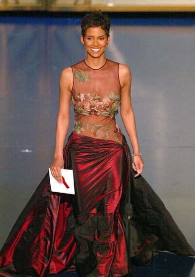 Best Actress nominee Halle Berry prepares to present the Oscar for achievement in Sound during the 74th Academy Awards at the Kodak Theatre in Hollywood, CA, 24 March 2002.   AFP PHOTO/TIMOTHY A. CLARY (Photo by TIMOTHY A. CLARY / AFP)