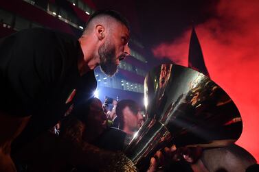 Soccer Football - AC Milan players celebrate with fans  after winning the Serie A - Milan, Italy - May 23, 2022 AC Milan's Olivier Giroud celebrates with the trophy after winning the Serie A REUTERS / Daniele Mascolo