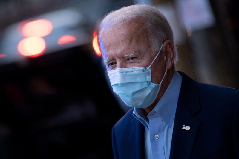 Democratic presidential candidate former US Vice President Joe Biden leaves the Queen Theater wearing a facemask after recording videos October 7, 2020, in Wilmington, Delaware.  / AFP / Brendan Smialowski
