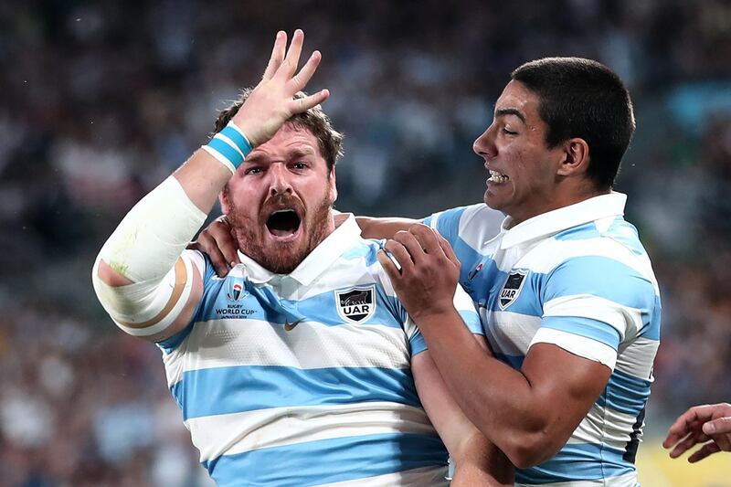 TOPSHOT - Argentina's hooker Julian Montoya (L) reacts after scoring a try during the Japan 2019 Rugby World Cup Pool C match between France and Argentina at the Tokyo Stadium in Tokyo on September 21, 2019. / AFP / Behrouz MEHRI
