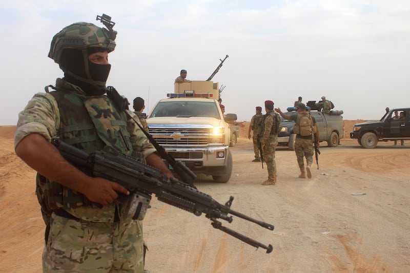 Iraqi forces are seen outside the town of Akashat, northwest of the al-Anbar province, as they prepare a military operation to push out Islamic State (IS) group jihadists from the nearby areas, on September 15, 2017.  / AFP PHOTO / MOADH AL-DULAIMI