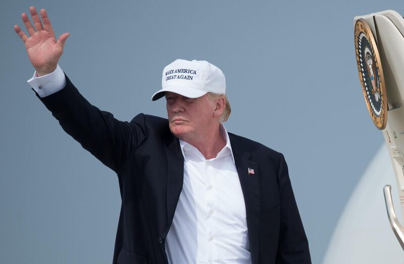 US President Donald Trump boards Air Force One prior to departure from Morristown Municipal Airport in Morristown, New Jersey, July 1, 2018, following a weekend in Bedminster, New Jersey. / AFP / SAUL LOEB
