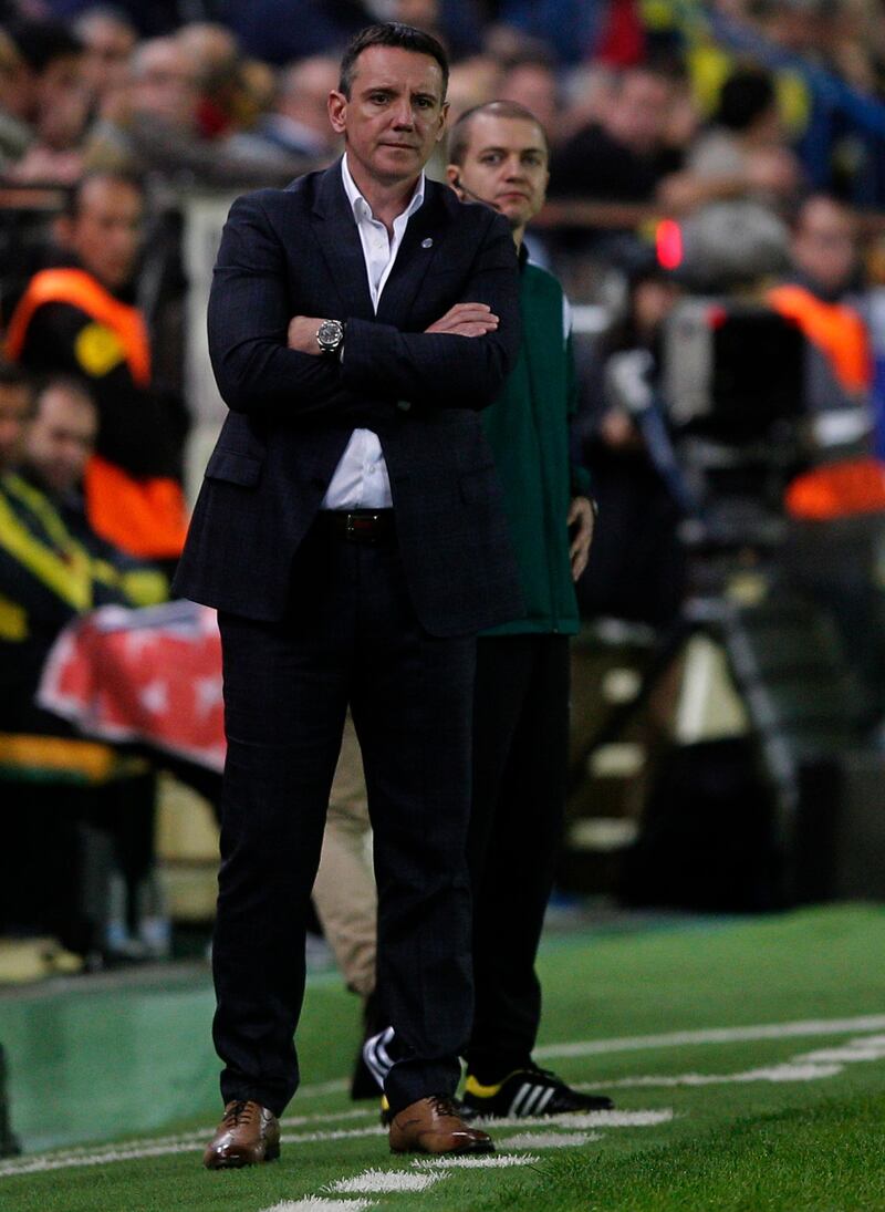 Dinamo Minsk's coach Rasovic Vuk stands on the sideline during the Europa League football match Villarreal CF vs  FC Dinamo Minsk at the Estadio El Madrigal in Villarreal on October 22, 2015.  AFP PHOTO / JOSE JORDAN (Photo by JOSE JORDAN / AFP)