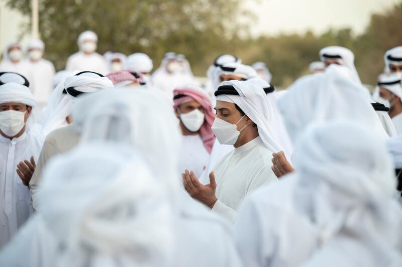 Sheikh Mansour prays at Al Bateen cemetery