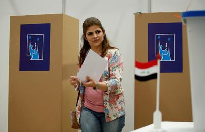 epa06725426 Iraqi woman living in the UAE prepares to vote for the Iraqi parliamentary elections at polling station in Dubai, United Arab Emirates, 10 May 2018. Iraqis abroad started on 10 May 2018 voting to elect 329 members of the Council of Representatives from among 6904 candidates.  EPA/ALI HAIDER