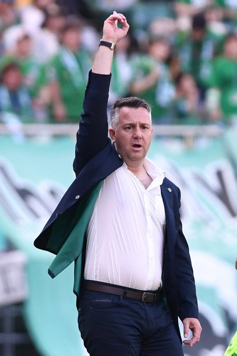 CHOFU, JAPAN - MAY 25: (EDITORIAL USE ONLY) Gary John White coach of Tokyo Verdy gestures during the J.League J2 match between Tokyo Verdy and JEF United Chiba at Ajinomoto Stadium on May 25, 2019 in Chofu, Tokyo, Japan. (Photo by Masashi Hara/Getty Images)