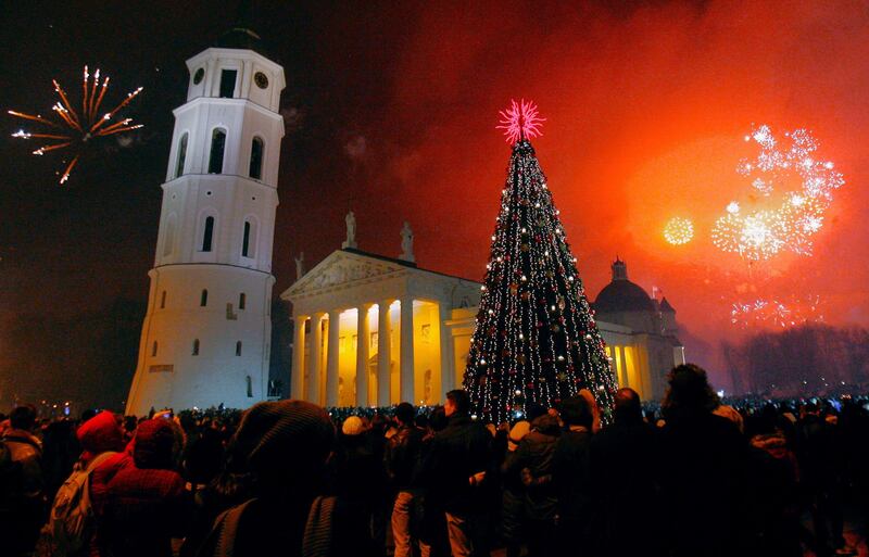 Fireworks light the sky above the Cathedral square in Vilnius during the New Year celebrations on January 1, 2012. AFP PHOTO / PETRAS MALUKAS
 *** Local Caption ***  559995-01-08.jpg