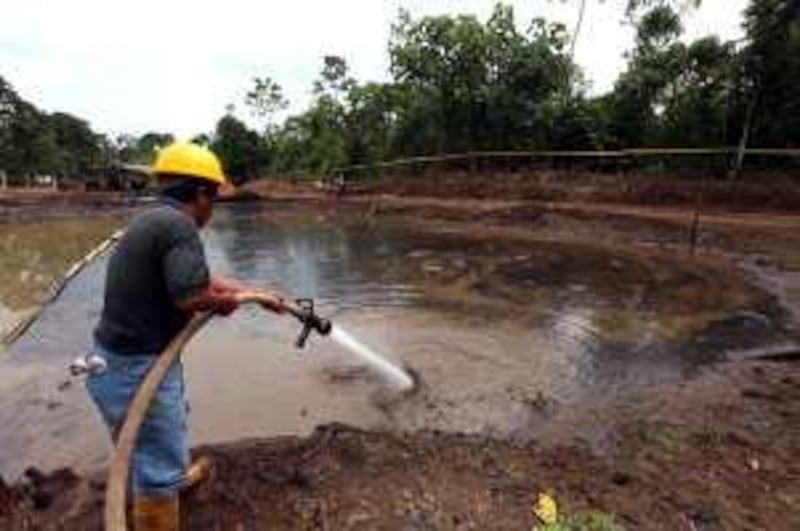 Ecuadorean workers clean up an oil waste pit owned by state petroleum company Petroecuador in Shushufindi, some 410 km (254 mi) east of Quito December 8, 2009. Residents in the country¥s Amazon region are suing Chevron, accusing the U.S. company of doing environmental damage while it operated in a consortium with Petroecuadro in the 1970s and 1980s.  REUTERS/Guillermo Granja (ECUADOR POLITICS ENVIRONMENT BUSINESS) *** Local Caption ***  QUI05_ECUADOR-CHEVR_1208_11.JPG *** Local Caption ***  QUI05_ECUADOR-CHEVR_1208_11.JPG