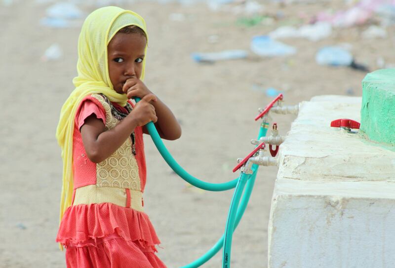 A displaced Yemeni girl drinks water in a camp set up for people who fled the battle areas east of the port city of Hodeida on September 15 2018.
Since Riyadh and its allies intervened in Yemen in March 2015, around 10,000 people have been killed in a conflict which has sparked a grave humanitarian crisis. / AFP PHOTO / Saleh Al-OBEIDI