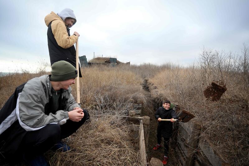 Ukrainian teenagers dig trenches for soldiers facing off with Russian-backed separatists, in the Mariupol region. AFP