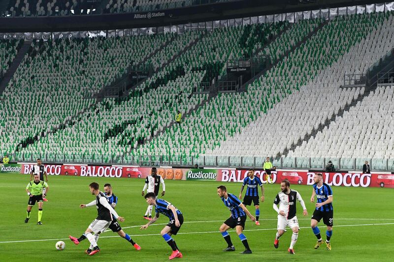 TOPSHOT - Inter Milan and Juventus players compete in an empty stadium due to the novel coronavirus outbreak during the Italian Serie A football match Juventus vs Inter Milan, at the Juventus stadium in Turin on March 8, 2020.  / AFP / Vincenzo PINTO                
