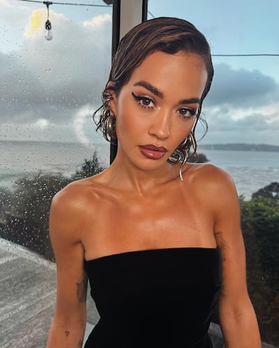 Rita Ora in a slicked back bob look, which pushes the hair back off the face for a just-off-the-beach style. Photo: @ritaora / Instagram
