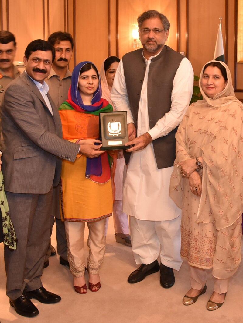 epa06635684 (RESEND) - A handout photo made available by the Press Information Department shows Pakistan's Prime Minister Shahid Khaqan Abbasi (2-R) presenting a souvinier to Pakistani Nobel Peace Laurete Malala Yousafzai (2-L) during a meeting in Islamabad, Pakistan, 29 March 2018. Malala Yousafzai, the winner of Nobel Peace Prize has returned to Pakistan on a short trip on 29 March after almost five years when she was attacked by Taliban on 09 October 2012 for advocating girls rights to education and wounded along with two schoolmates.  EPA/PID HANDOUT (RESEND) QUALITY REPEAT HANDOUT EDITORIAL USE ONLY/NO SALES