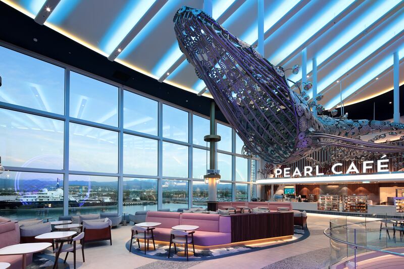 The Pearl Cafe offers salads and sandwiches, and has floor-to-ceiling ocean views. Photo: Royal Caribbean