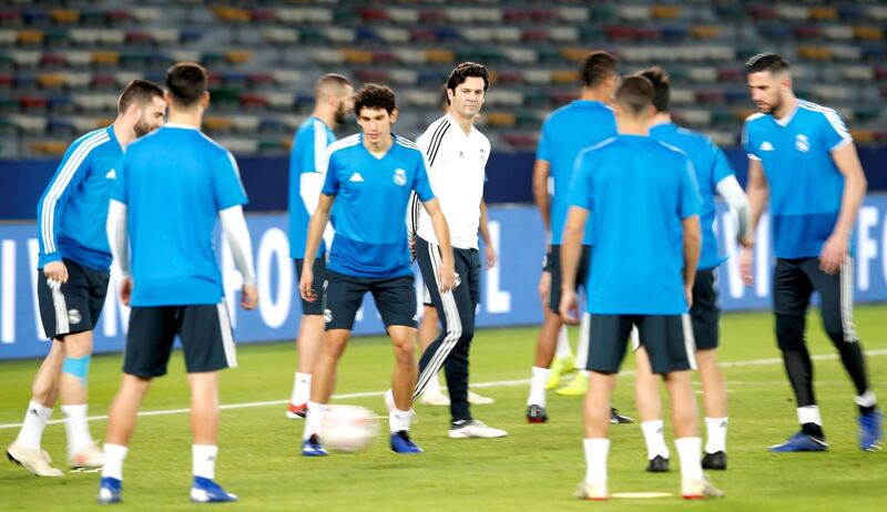epa07238702 Santiago Solari (C), head coach of Real Madrid CF, attends a training session at Zayed Sports City stadium in Abu Dhabi during the FIFA Club World Cup 2018, United Arab Emirates, 18 December 2018. The three times winner of FIFA Club World Cup Real Madrid will face Asian Champions League winner Kashima Antlers in their semifinal soccer match on 19 December 2018.  EPA/ALI HAIDER