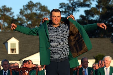 AUGUSTA, GEORGIA - APRIL 10: Scottie Scheffler is awarded the Green Jacket by 2021 Masters champion Hideki Matsuyama of Japan during the Green Jacket Ceremony after he won the Masters at Augusta National Golf Club on April 10, 2022 in Augusta, Georgia.    Andrew Redington / Getty Images / AFP
