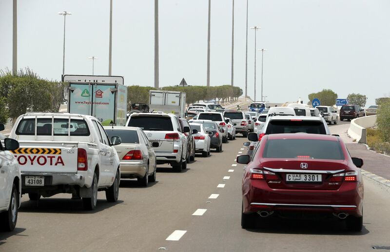 DUBAI, UNITED ARAB EMIRATES , July 15 – 2020 :- Abu Dhabi police diverting traffic towards Dubai on Al Faya road at the Dubai- Abu Dhabi border in Dubai. (Pawan Singh / The National) For News/Online