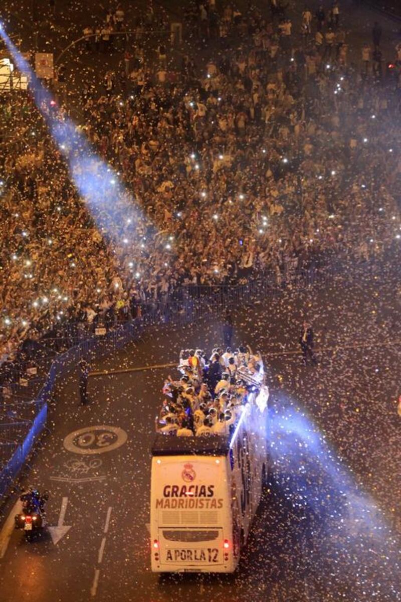 Real Madrid players arrive in Plaza de Cibeles to celebrate with supporters. Victor Lerena / EPA