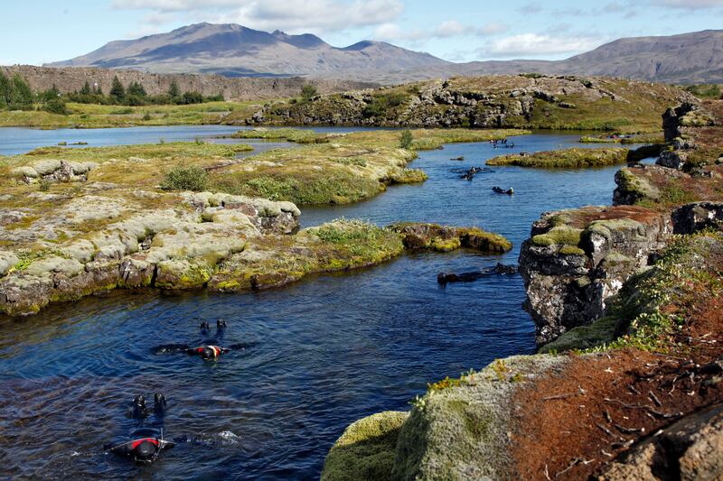 Snorklers in the continental crack of Silfra, freshwater, Iceland, Atlantic Ocean. Photo by Tobias Friedrich

Schnorchler in der Kontinentalspalte Silfra, Süßwasser, Island, Atlantischer Ozean.