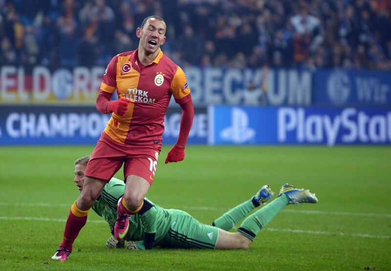epa03621011 Umut Bulut (L) of Galatasaray celebrates after scoring the 3-2 against Schalke's goal-keeper Timo Hildebrand during the UEFA Champions League round of 16 second leg soccer match between FC Schalke 04 and Galatasaray Istanbul at Stadion Gelsenkirchen, Gelsenkirchen, Germany, 12 March 2013.  EPA/FRISO GENTSCH *** Local Caption ***  03621011.jpg