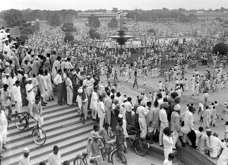 TO GO WITH 'INDIA-60YRS-INDEPENDENCE'  In this picture taken 15 August 1947, crowds of revellers gather to celebrate independence from Britain around Rasina Hill in New Delhi.   The nation of 1.1 billion people -- marking 60 years since the subcontinent was partitioned on 14 - 15 August 1947 -- proudly sees itself well on the road to economic, political and social greatness.  AFP PHOTO/HO/DIRECTORATE OF PUBLIC RELATIONS  - RESTRICTED TO EDITORIAL USE - GETTY OUT / AFP PHOTO / DIRECTORATE OF PUBLIC RELATIONS / HO