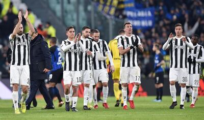 epa06380182 Players of Juventus FC react at the end of the Italian Serie A soccer match Juventus FC vs Inter FC at Allianz Stadium in Turin, Italy, 09 December 2017.  EPA/ALESSANDRO DI MARCO
