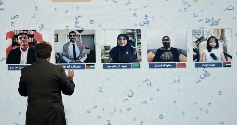 The five finalists of the Arab Reading Challenge 2021 appeared virtually due to the pandemic.
