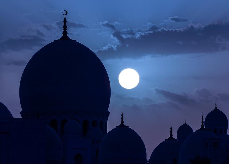 Abu Dhabi, UAE.  May 16, 2018.  Sunset before Ramadan at the Sheikh Zayed Mosque.
Victor Besa / The National
Section:  National