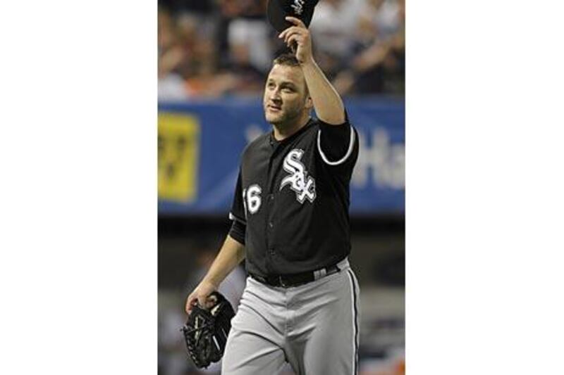 Mark Buehrle tips his hat to the crowd after his run of consecutive batters retired ended at a record 45.