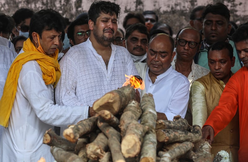 An emotional Bappa Lahiri performs rituals during the cremation in Mumbai. EPA
