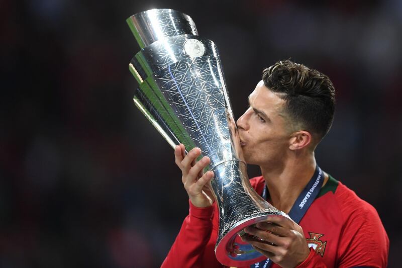 TOPSHOT - Portugal's forward Cristiano Ronaldo kisses the trophy after winning the UEFA Nations League final football match between Portugal and The Netherlands at the Dragao Stadium in Porto on June 9, 2019. / AFP / PATRICIA DE MELO MOREIRA
