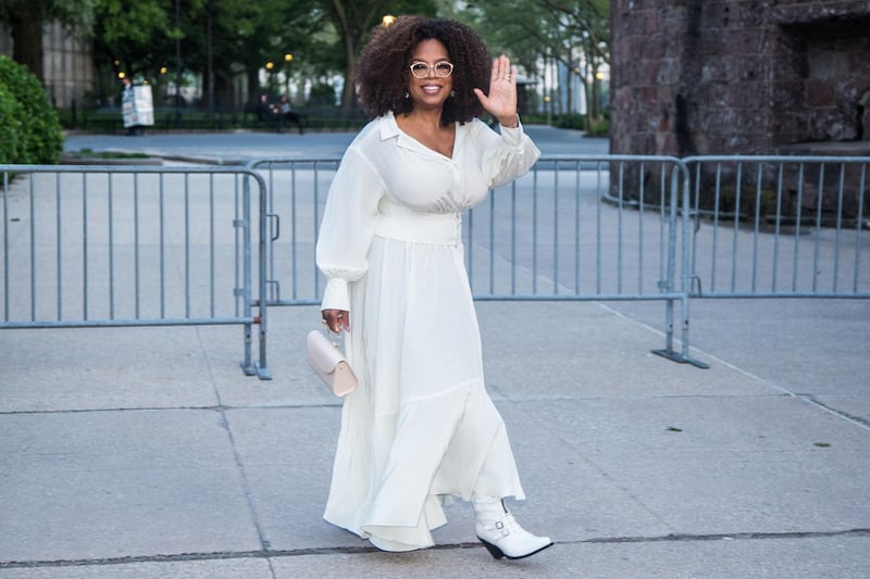 epa07574208 US media executive and talk show host Oprah Winfrey waves as she arrives to the opening celebration of the Statue of Liberty Museum on Liberty Island at the Statue Cruises Terminal in Battery Park in New York, New York, USA, 15 May 2019.  EPA-EFE/ALBA VIGARAY