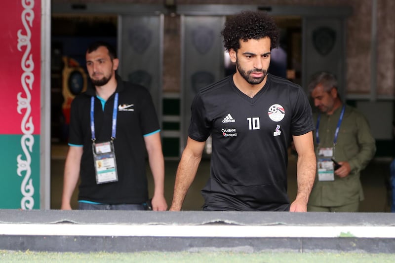 Egypt's forward Mohamed Salah (R) attends a training session at the Akhmat Arena stadium in Grozny on June 17, 2018, ahead of the team's Russia World Cup 2018 Group A football match against Russia. / AFP / KARIM JAAFAR
