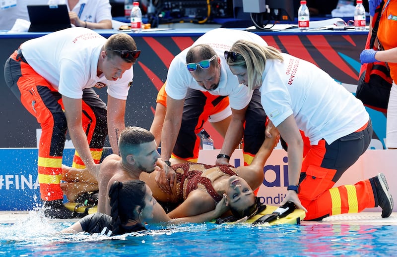 Anita Alvarez receives medical attention after fainting during the World Aquatics Championships. Reuters