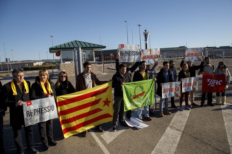 ESTREMERA, SPAIN - DECEMBER 04:  Catalonia pro-independence supporters hold banners reading 'Republic' and 'Repression' before former members of the Catalan government leave Estremera prison on December 4, 2017 near Estremera, in Madrid region, Spain. A judge from Spain's Supreme Court granted bail to six of eight imprisoned former members of the Catalan government, while two others will remain in jail. They are being investigated under possible charges of rebellion, sedition and misuse of public funds following the unilateral independence referendum and the Catalan parliament's subsequent declaration of independence.  (Photo by Pablo Blazquez Dominguez/Getty Images)