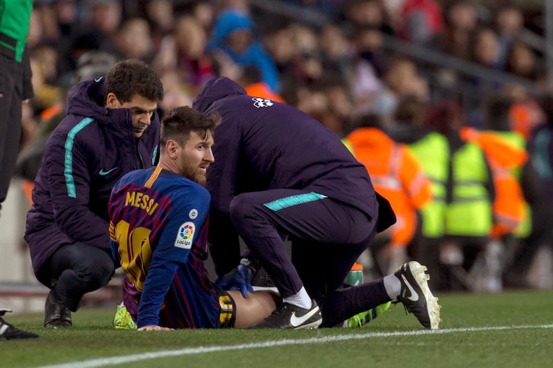 epa07339538 FC Barcelona's Argentinian striker Lionel Messi (C) receives medical attention during their Spanish LaLiga Primera Division soccer match against Valencia CF played at Camp Nou stadium, in Barcelona, Spain, 02 February 2019.  EPA/Quique Garcia