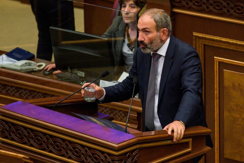 Armenian opposition leader Nikol Pashinyan addresses lawmakers during a parliament session to elect a new prime minister in Yerevan on May 8, 2018. / AFP PHOTO / KAREN MINASYAN