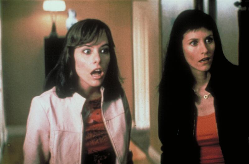 Parker Posey and Courteney Cox in 'Scream 3'.