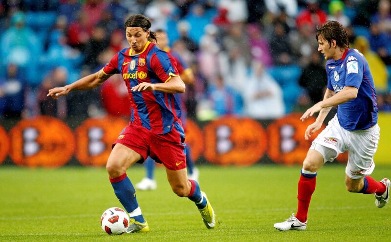 Barcelona's Zlatan Ibrahimovic (L) and Valerenga's Stefan Strandberg fight for the ball during their pre-season friendly soccer match at Ullevaal Stadium in Oslo July 29, 2010. REUTERS/Kyrre Lien/Scanpix Norway (NORWAY - Tags: SPORT SOCCER) NO COMMERCIAL USE. NORWAY OUT. NO COMMERCIAL OR EDITORIAL SALES IN NORWAY