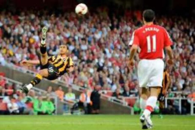 Arsenal's Robin Van Persie (R) watches as Hull City's Geovanni clears the ball during their English Premier League soccer match at the Emirates stadium in London September 27, 2008.  REUTERS/Dylan Martinez  (BRITAIN).  NO ONLINE/INTERNET USAGE WITHOUT A LICENCE FROM THE FOOTBALL DATA CO LTD. FOR LICENCE ENQUIRIES PLEASE TELEPHONE ++44 (0) 207 864 9000.
Picture Supplied by Action Images *** Local Caption *** 2008-09-27T175017Z_01_DJM104_RTRIDSP_3_SOCCER-ENGLAND.jpg