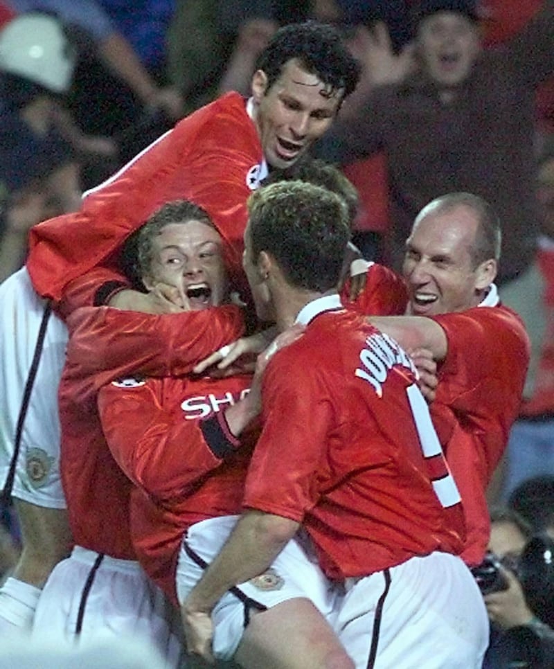 Forward Ole Gunnar Solskjaer (C) of Manchester United jubilate with hiw teammate after winning the final of the soccer Champions League against Bayern Munich, 26 May 1999 at the Camp Nou Stadium in Barcelona. Manchester United won 2-1.
(ELECTRONIC IMAGE) (Photo by ERIC CABANIS / AFP)