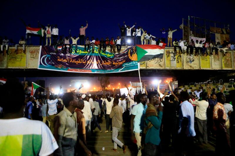 Sudanese demonstrators gather outside the military headquarters in Khartoum in the capital Khartoum on May 20, 2019. Sudan's army rulers and protesters resume talks Monday to finalise the makeup of a new ruling body after overnight negotiations remained deadlocked following a "dispute" over who should lead it. / AFP / ASHRAF SHAZLY
