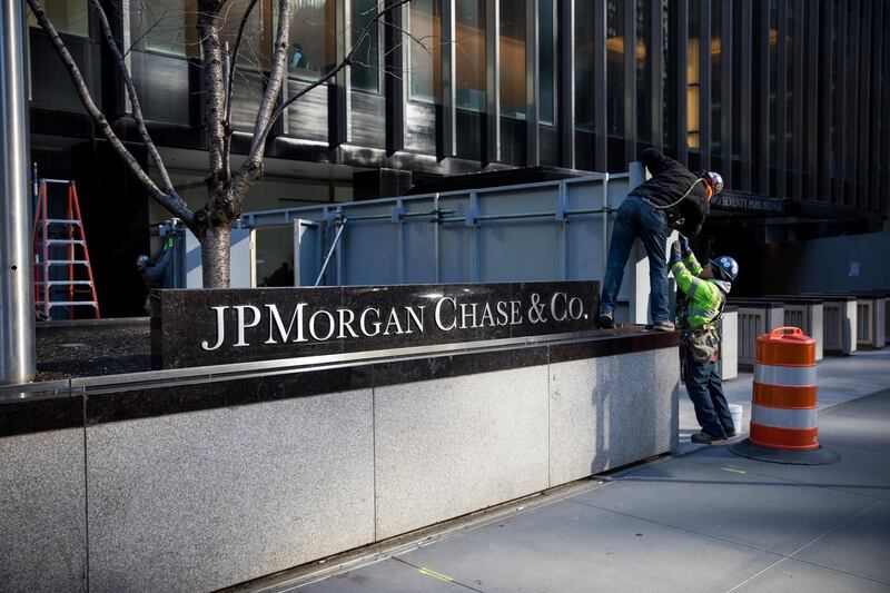 Workers erect a construction barrier in front of JPMorgan Chase & Co. headquarters in New York, U.S., on Friday, Jan. 11, 2019. U.S. stocks dipped Friday as a decline in energy shares and mounting concerns about the ongoing government shutdown overwhelmed strength among carmakers following an optimistic earnings outlook from General Motors Co. Photographer: Michael Nagle/Bloomberg