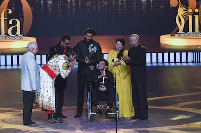 Bollywood actor Ranveer Singh (2L) bows after actor Jagdeep (C) received the Lifetime Achievement award during the 20th International Indian Film Academy (IIFA) Awards at NSCI Dome in Mumbai early on September 19, 2019. / AFP / INDRANIL MUKHERJEE        
