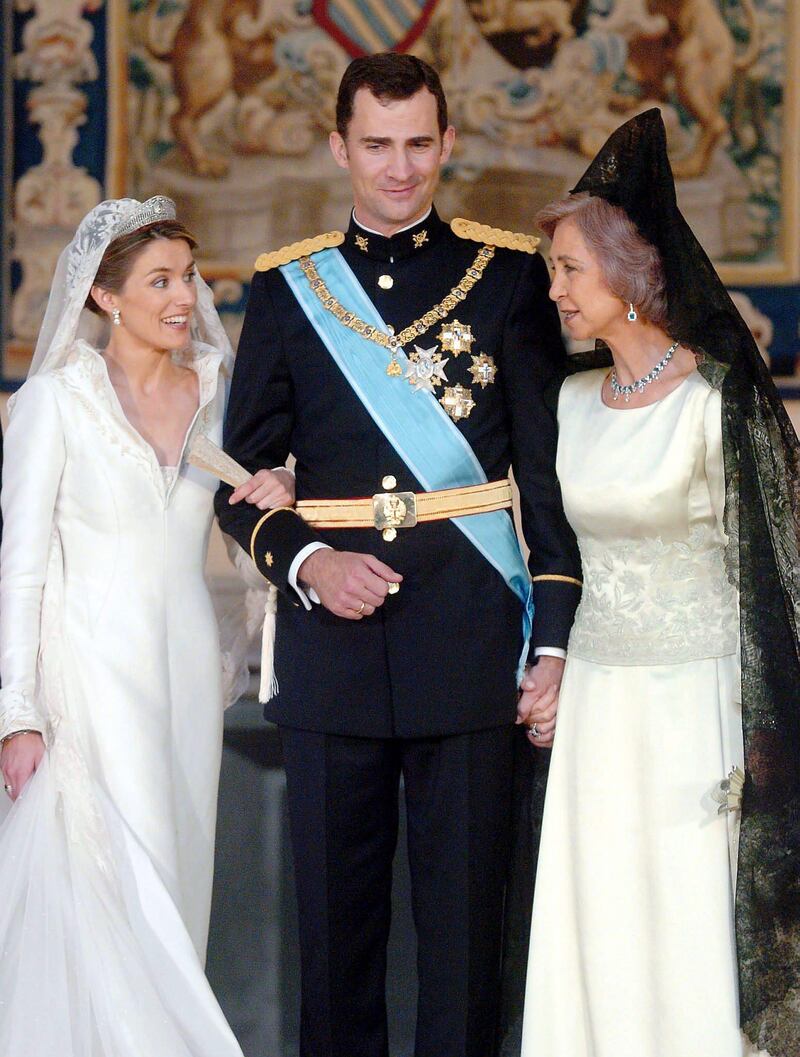 epa00196622 Spanish Prince Crown Felipe de Borbon (C) and his wife, Princess Letizia (L), pose with Spain's Queen Sophia (R) at Royal Palace, in Madrid, prior to the banquete after their wedding at Almudena's Cathedral, Saturday 22 May 2004.  EPA/ALBERTO ESTÉVEZ