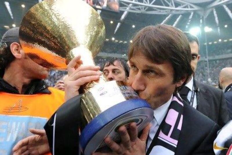 epa03217733 Italian head coach of Juventus FC, Antonio Conte, celebrates the victory of the Italian Serie A Championship 2011-2012 after the soccer match against Atalanta BC at Juventus stadium in Turin, Italy, 13 May 2012. EPA/ALESSANDRO DI MARCO *** Local Caption *** 03217733.jpg