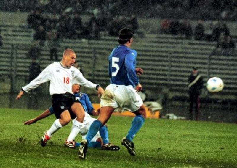 15 Nov 2000:  Seth Johnson of England shots at goal during the match between Italy and England in an international friendly at Stadio Delle Alpi, Turin, Italy. Mandatory Credit: Ben Radford/ALLSPORT