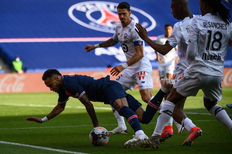 Neymar falls under pressure from the Lille players. AFP